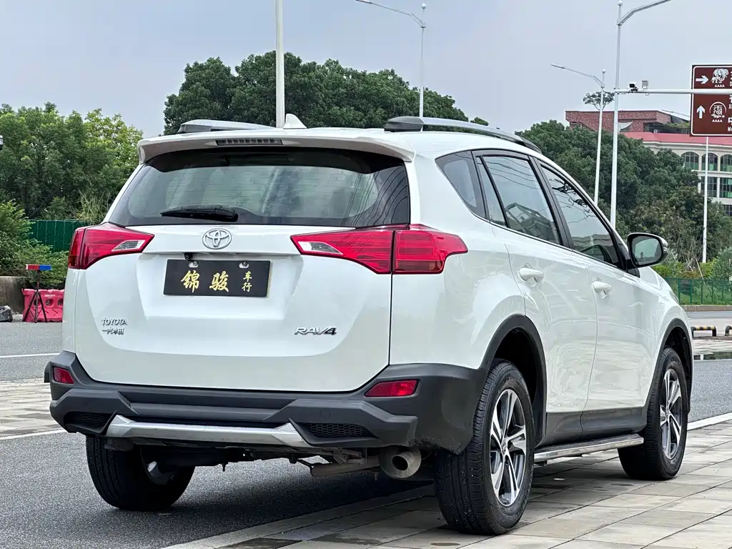 Toyota RAV4 — миниатюра 4