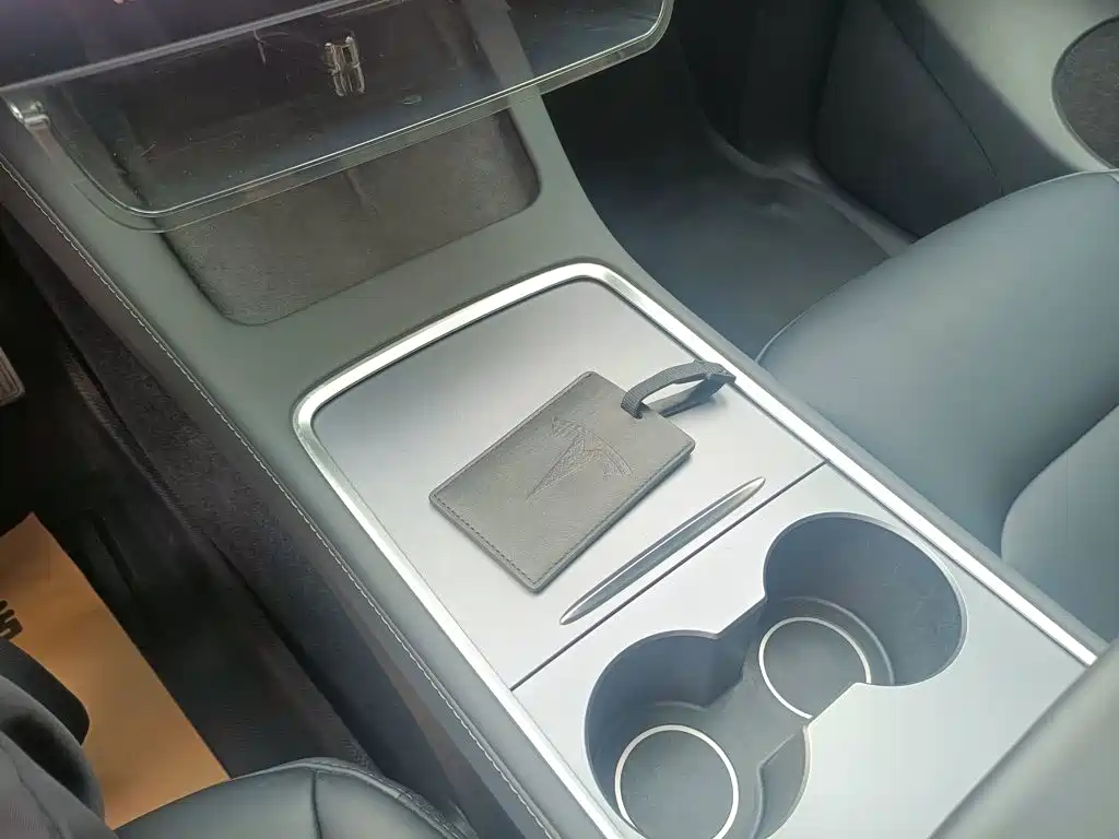Tesla Model Y — миниатюра 9