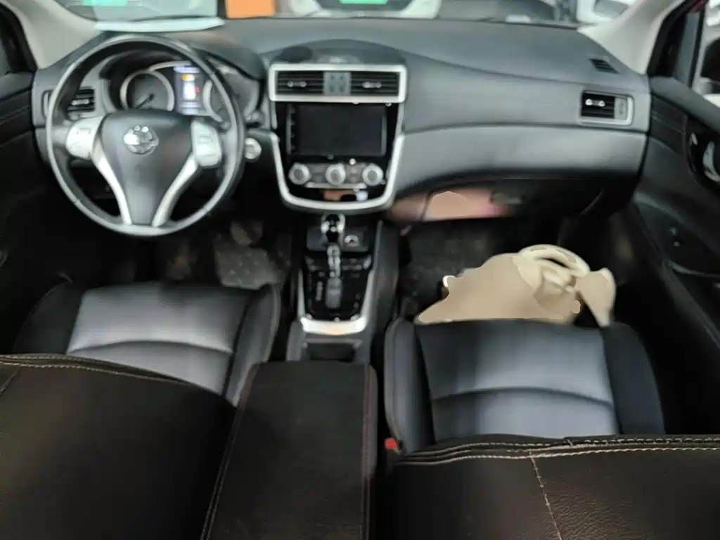 Nissan Tiida — миниатюра 10