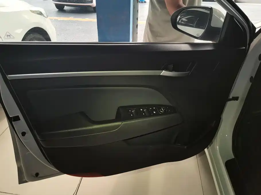 Hyundai Elantra — миниатюра 7