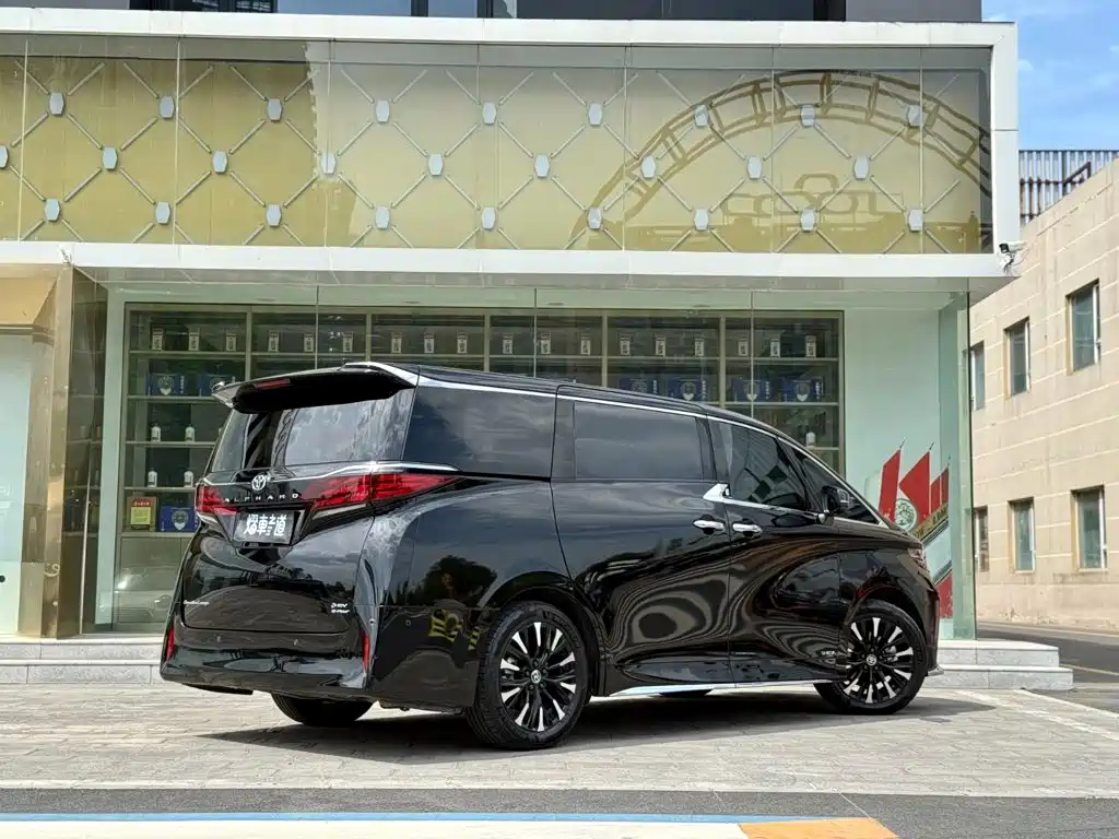 Toyota Alphard — миниатюра 3