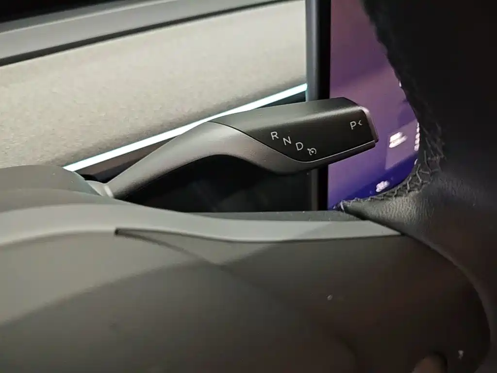 Tesla Model Y — миниатюра 14