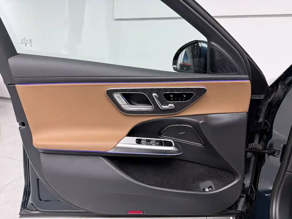 Mercedes-Benz E-Class — миниатюра 13