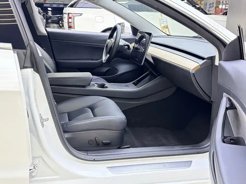 Tesla Model 3 — миниатюра 12