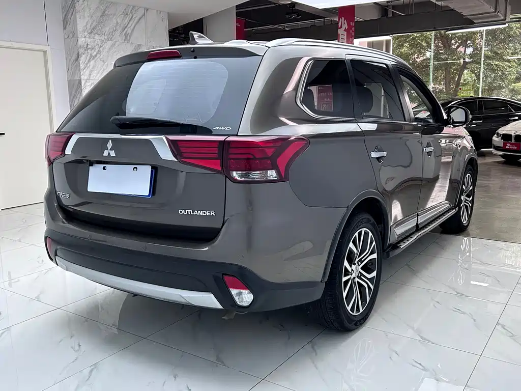 Mitsubishi Outlander — миниатюра 7