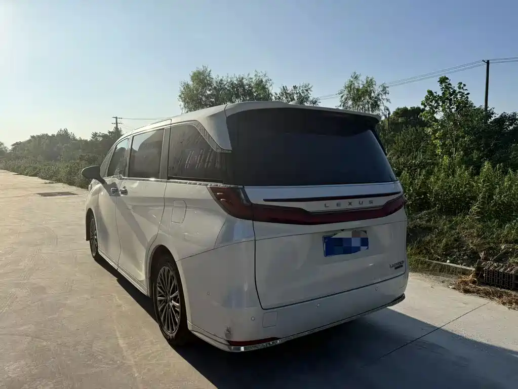 Lexus LM — миниатюра 6
