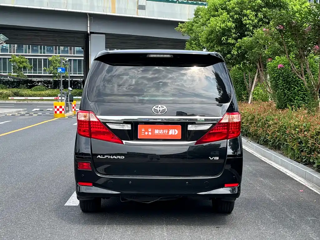 Toyota Alphard — миниатюра 5