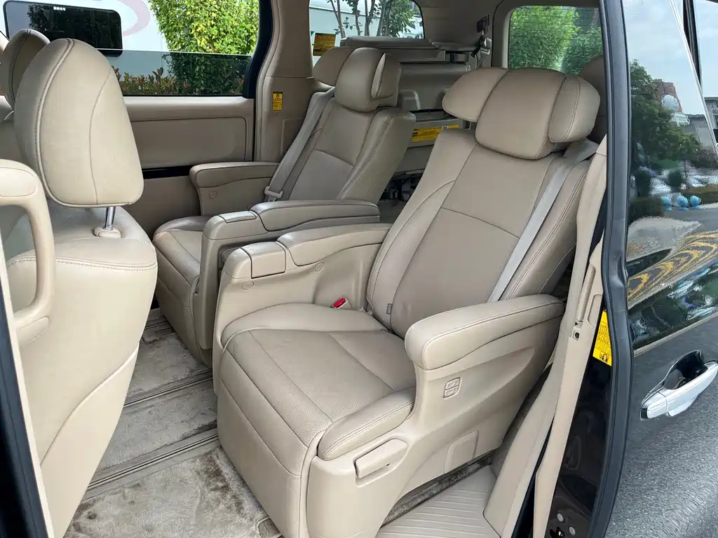 Toyota Alphard — миниатюра 12