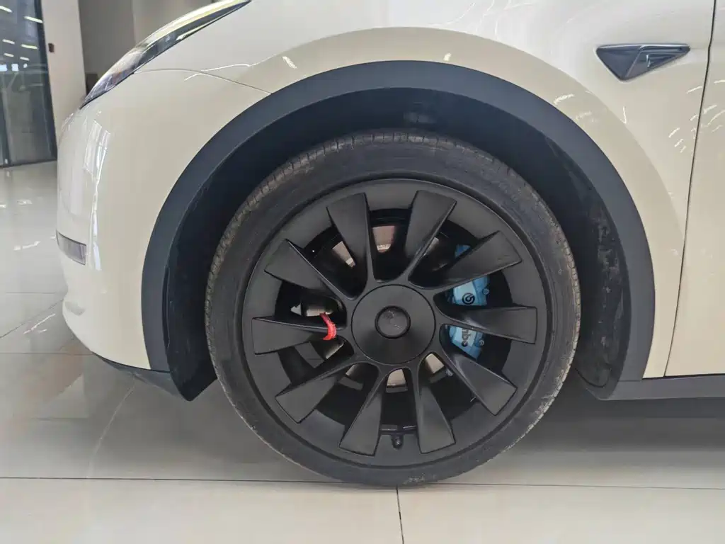 Tesla Model Y — миниатюра 17