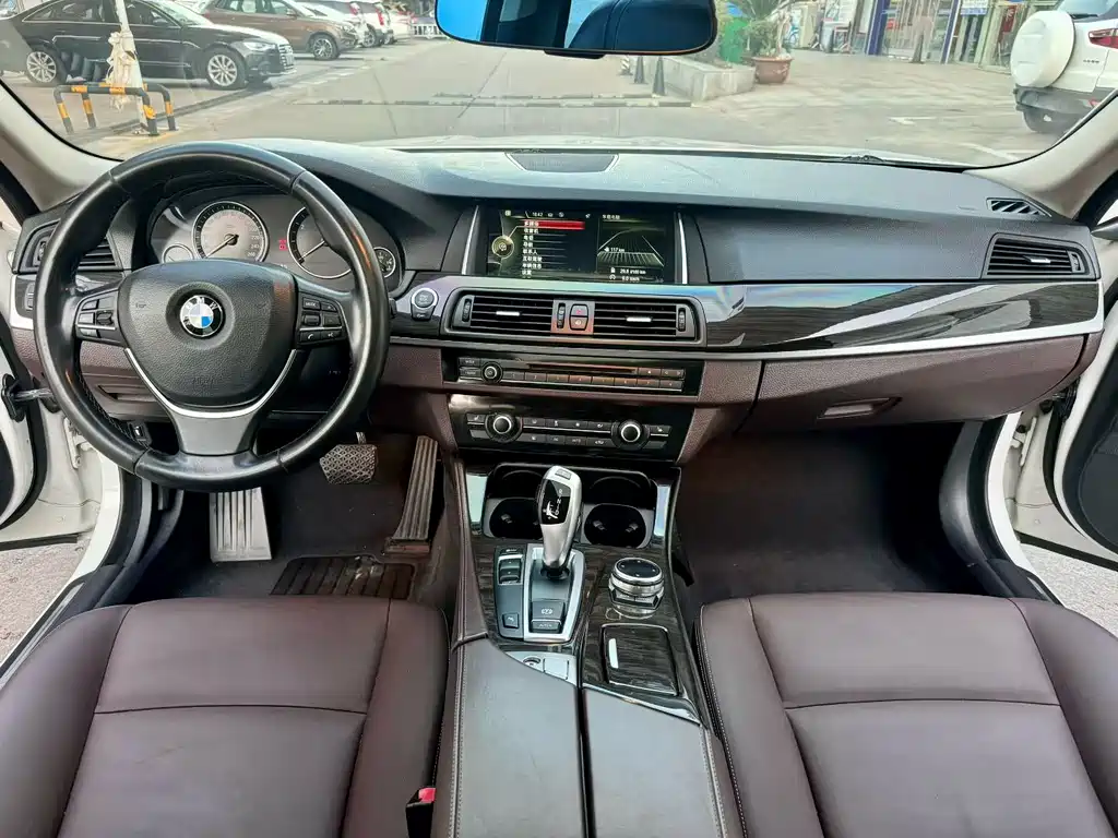 BMW 5 Series — миниатюра 4