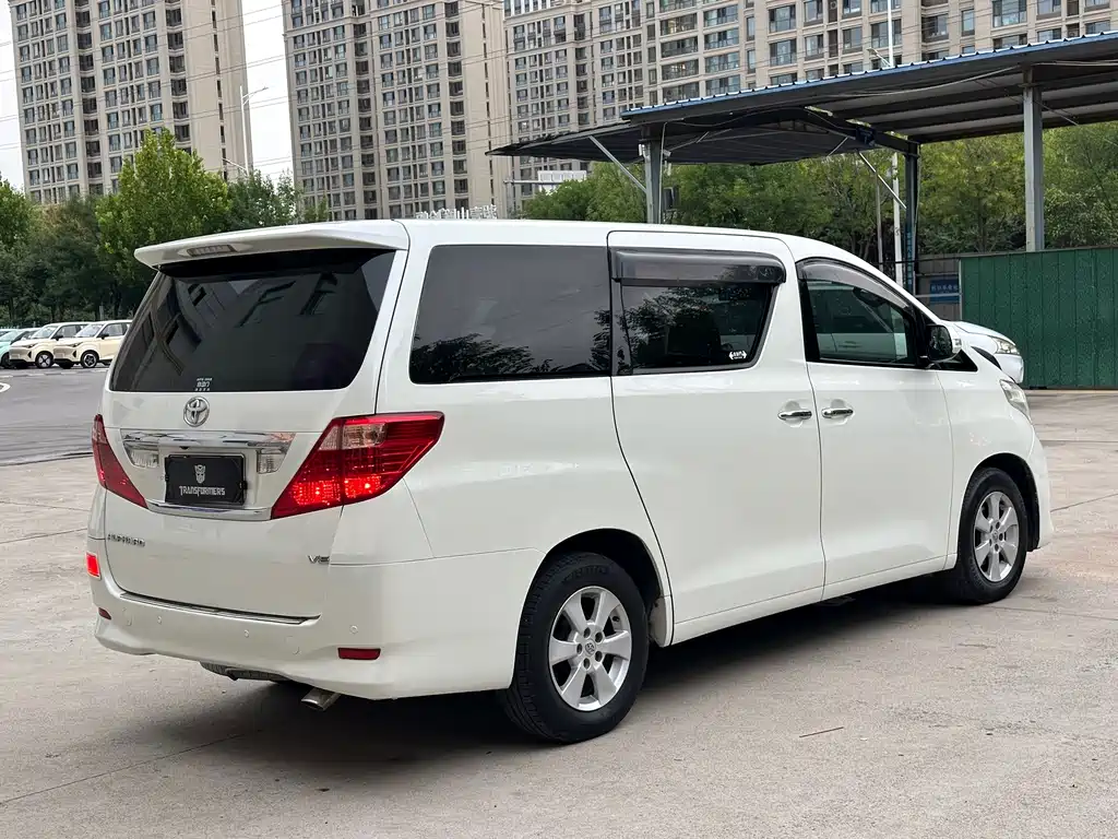 Toyota Alphard — миниатюра 6