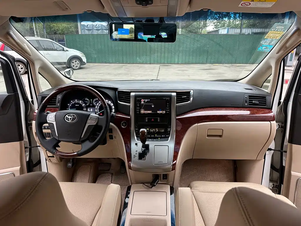 Toyota Alphard — миниатюра 13