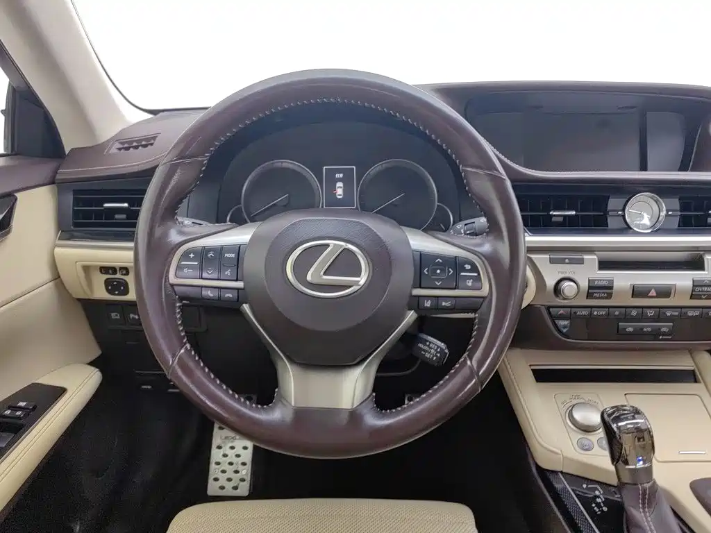 Lexus ES — миниатюра 11