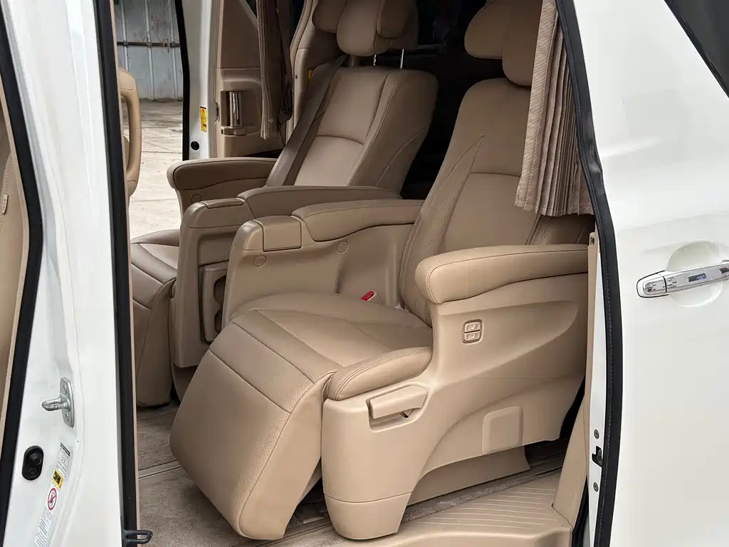Toyota Alphard — миниатюра 8