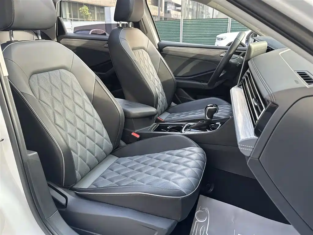 Volkswagen Sagitar 2025 300TSI DSG