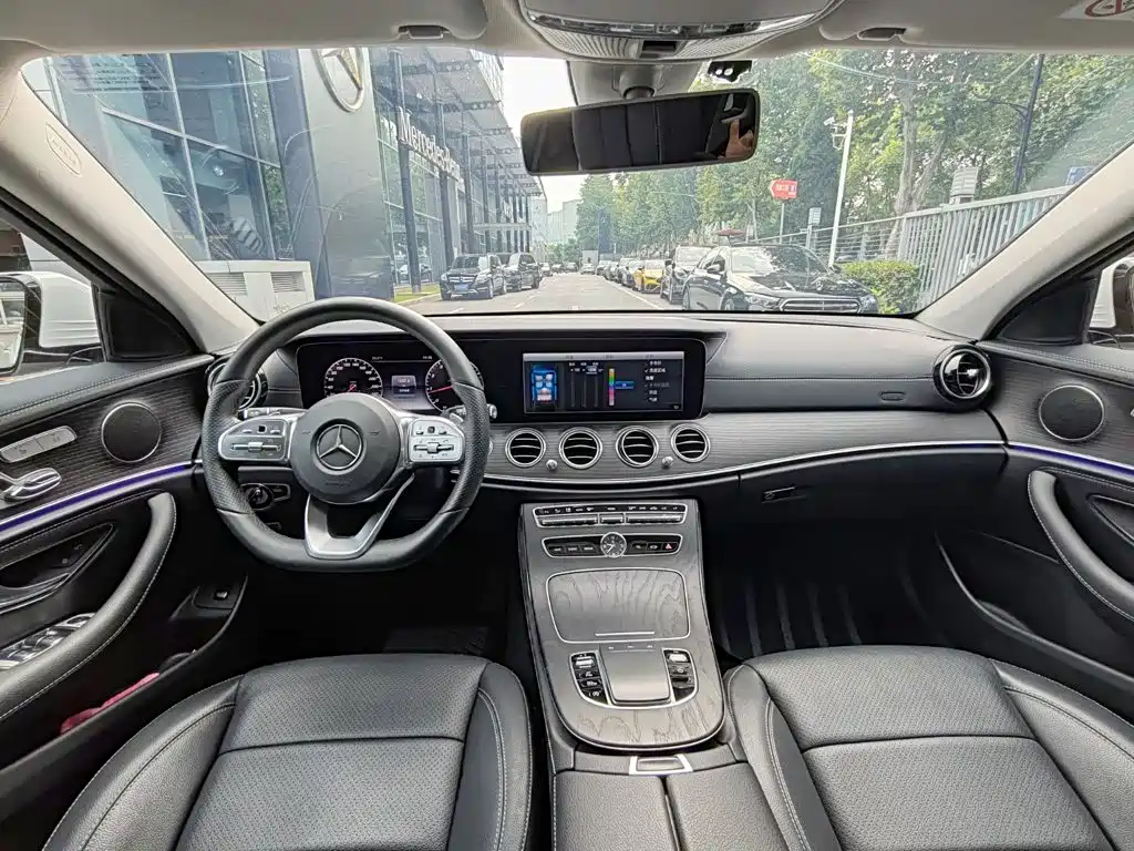 Mercedes-Benz E-Class — миниатюра 11