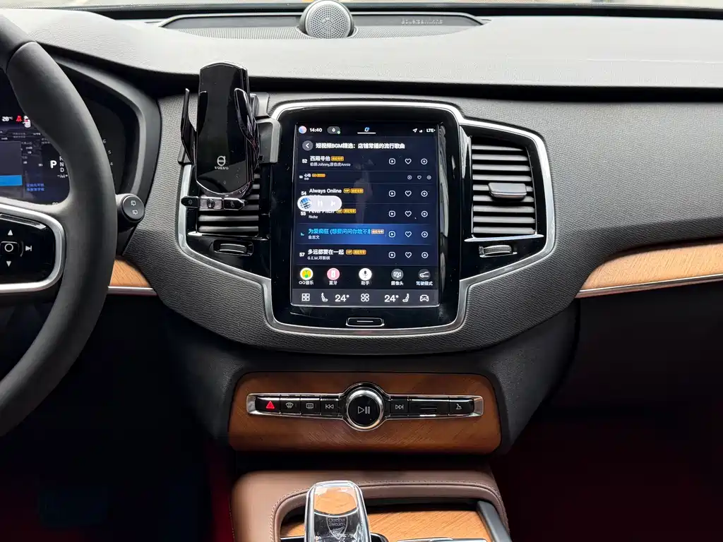 Volvo XC90 — миниатюра 9