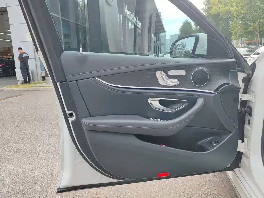 Mercedes-Benz E-Class — миниатюра 8