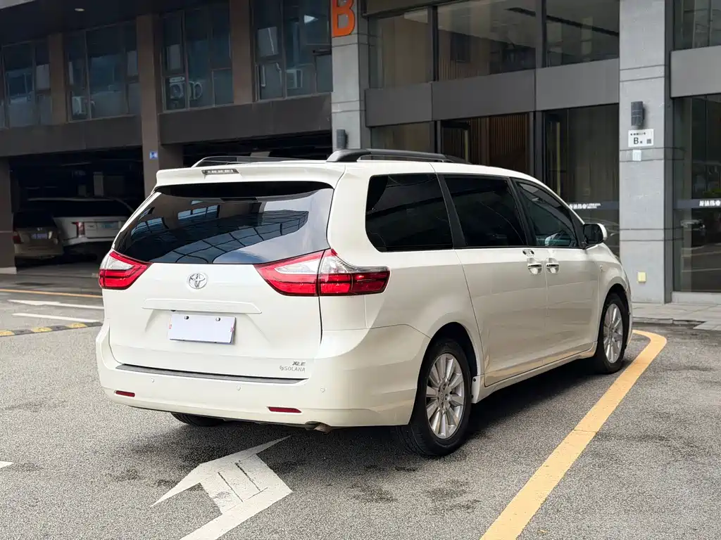 Toyota Sienna — миниатюра 20
