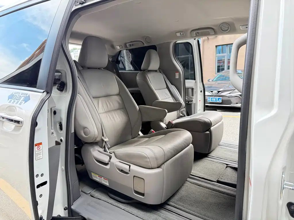 Toyota Sienna — миниатюра 16