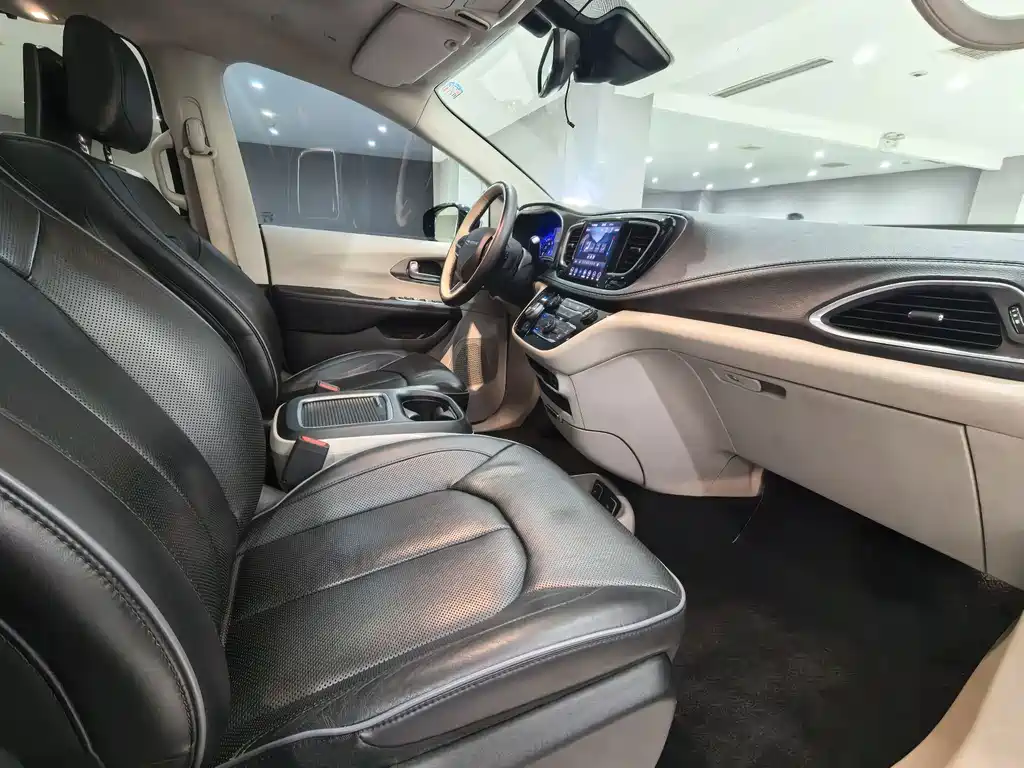 Chrysler Grand Voyager (Import) — миниатюра 17