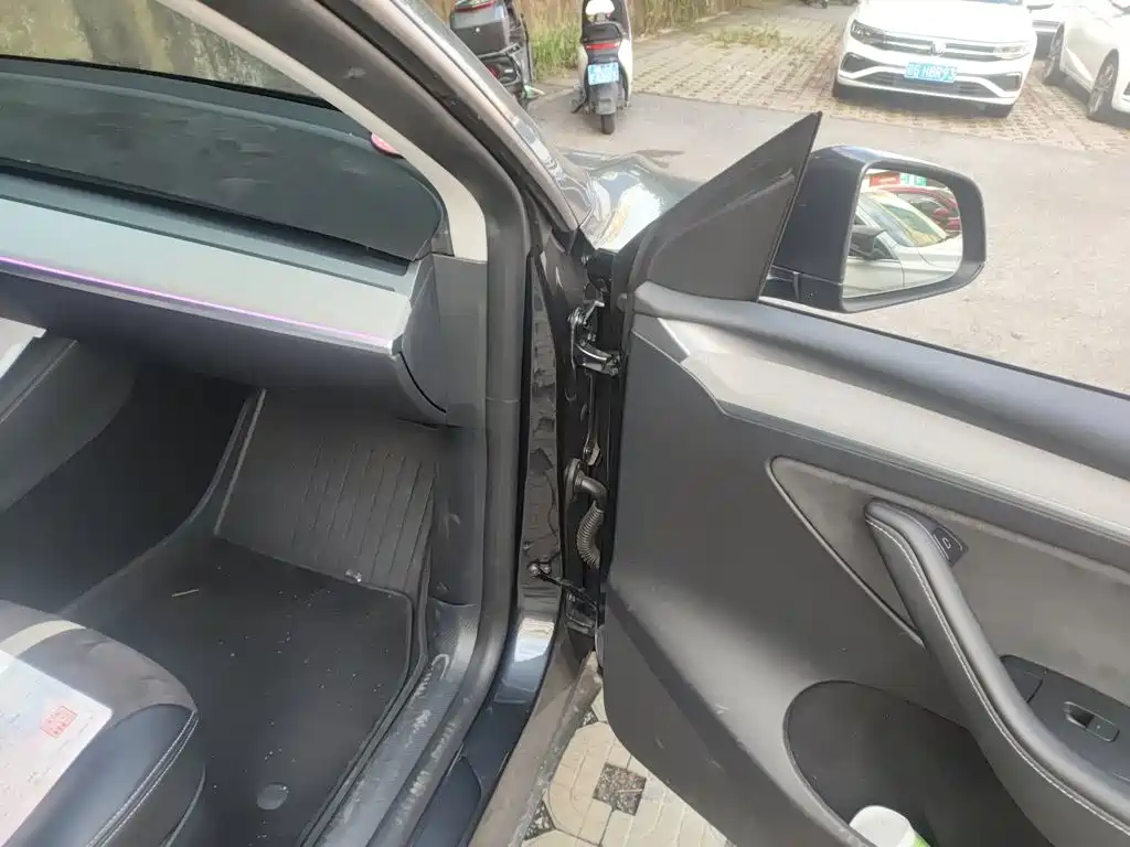 Tesla Model Y — миниатюра 19