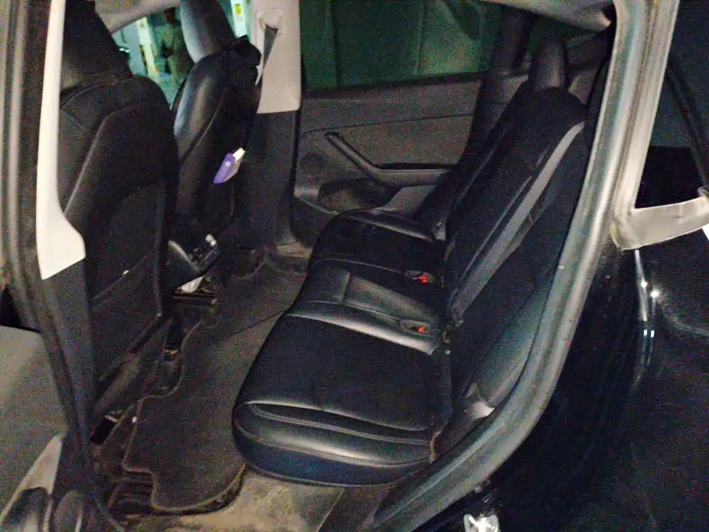 Tesla Model Y — миниатюра 15