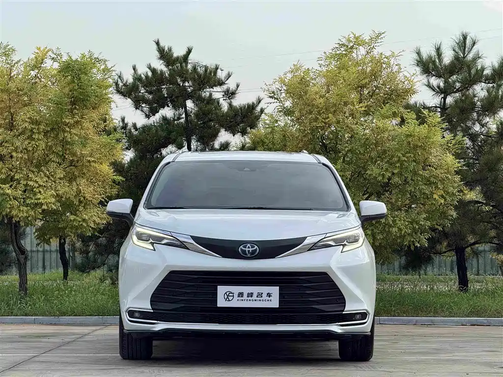 Toyota Sienna — миниатюра 2