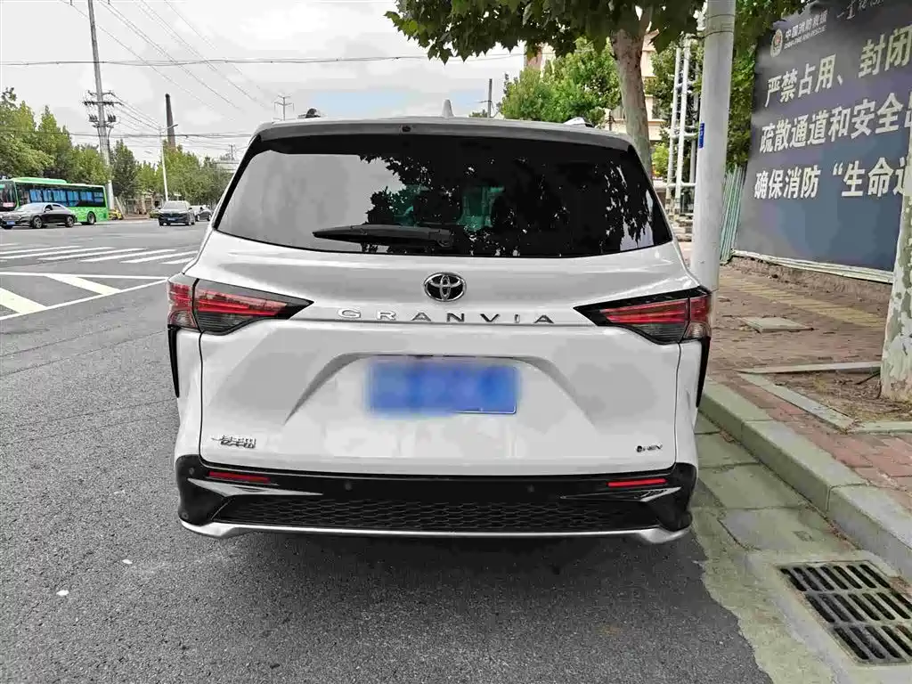 Toyota Granvia — миниатюра 16