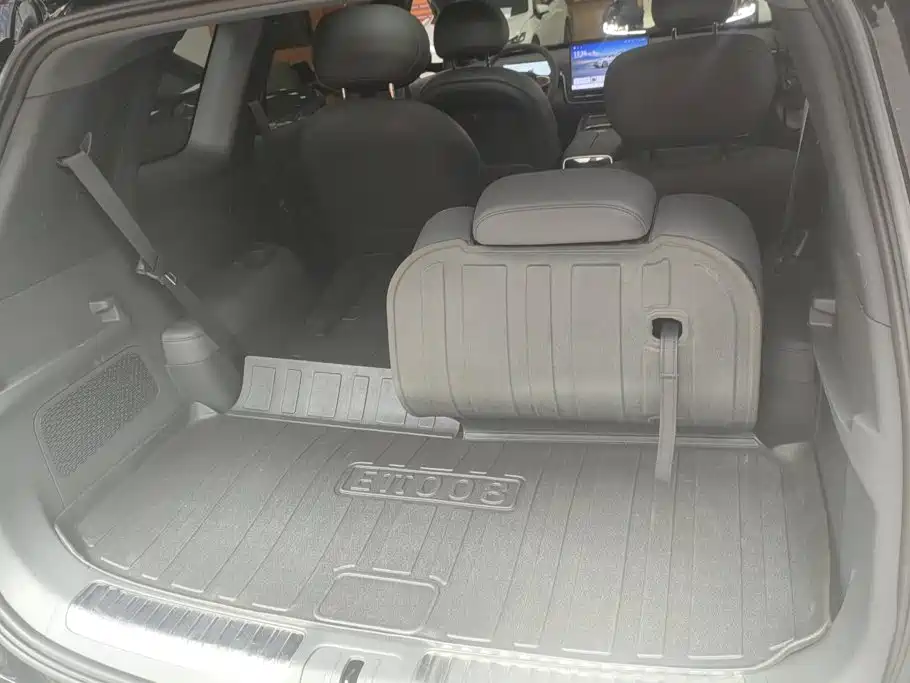 Dongfeng eπ008 2025 210Ultra 6 мест