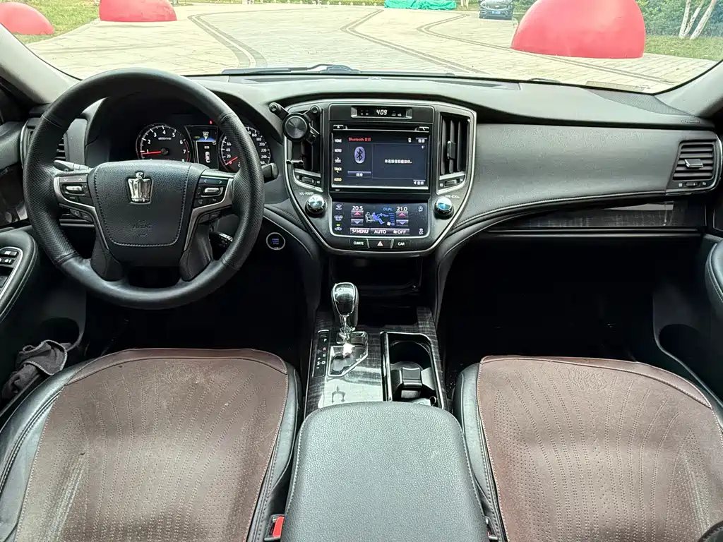 Toyota Crown — миниатюра 9