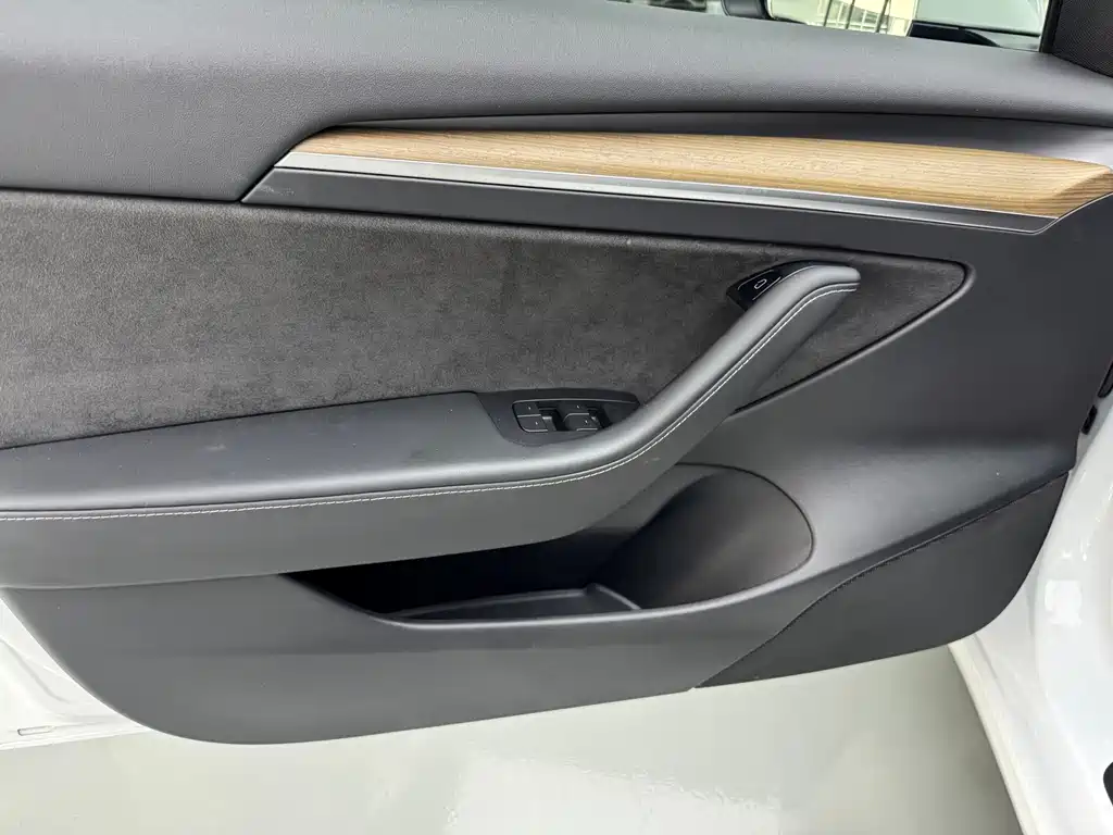 Tesla Model 3 — миниатюра 5