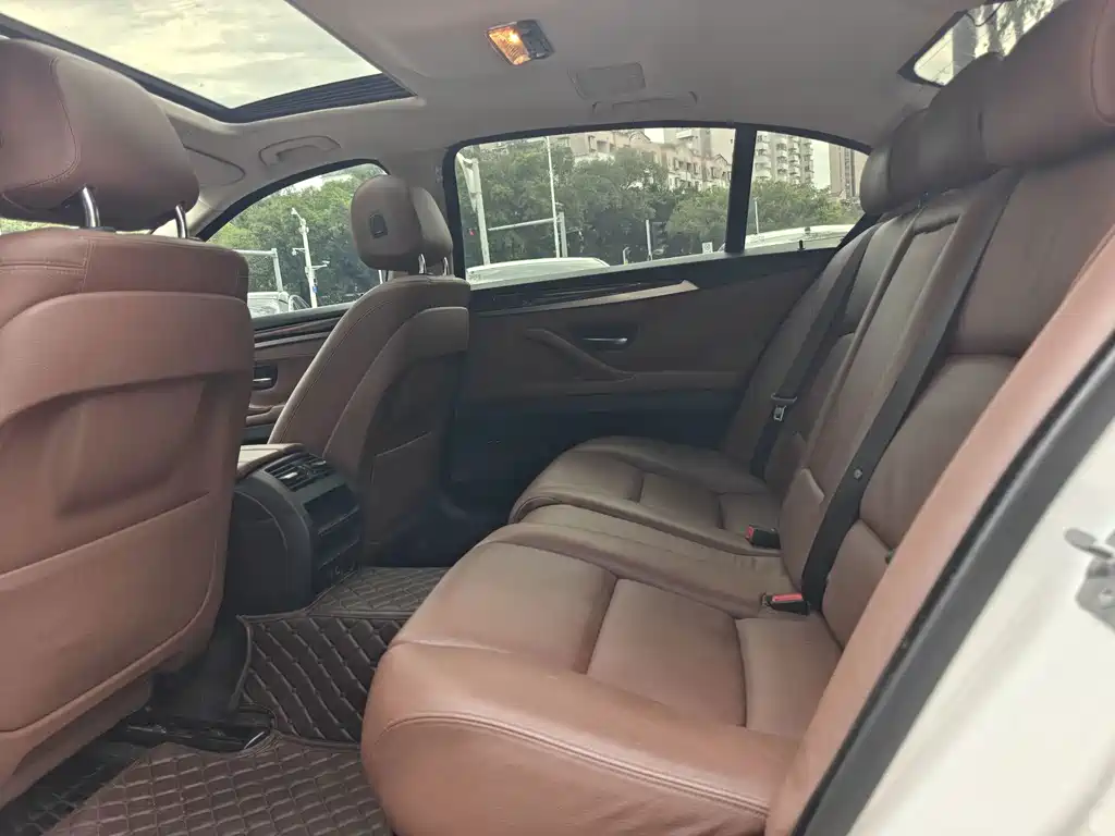 BMW 5 Series — миниатюра 8