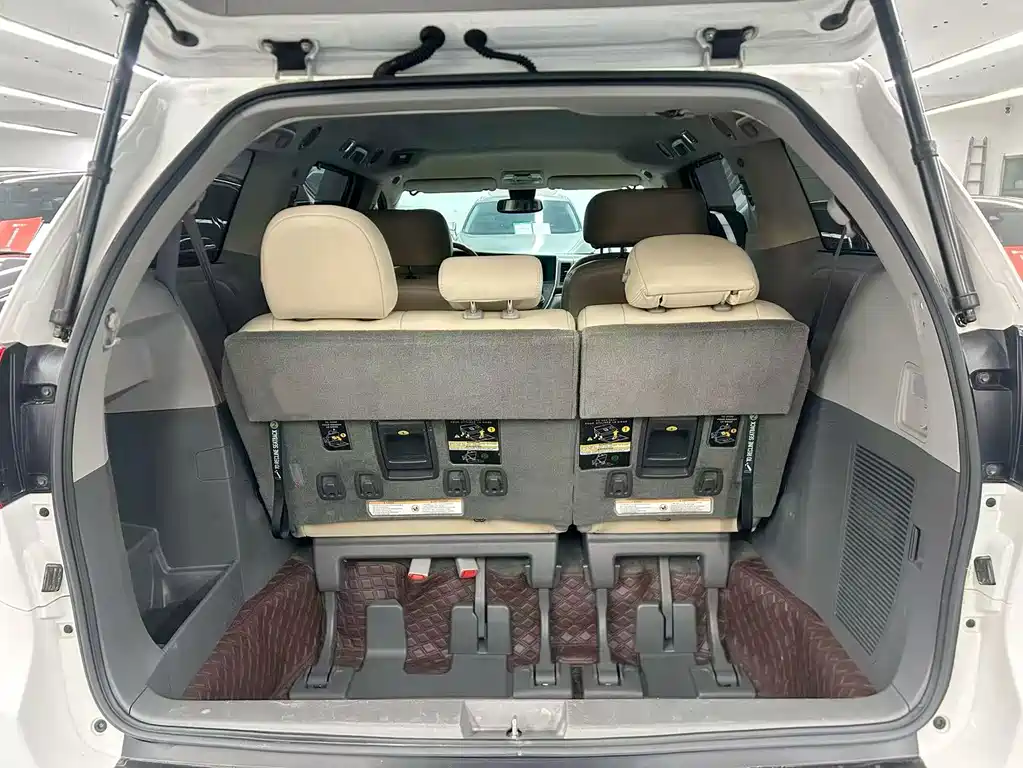 Toyota Sienna — миниатюра 19