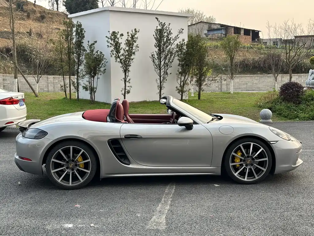 PORSCHE 718
