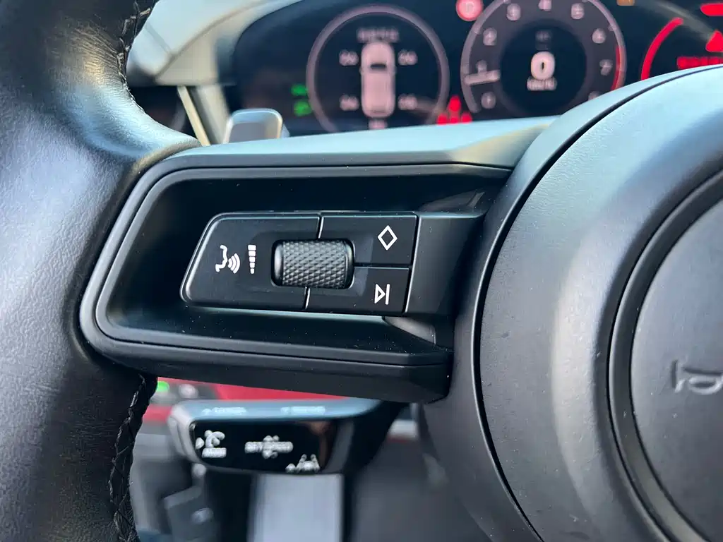 Porsche Cayenne — миниатюра 10