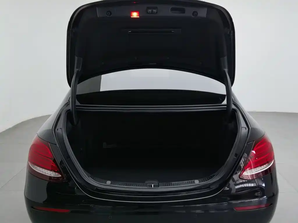 Mercedes-Benz E-Class — миниатюра 16