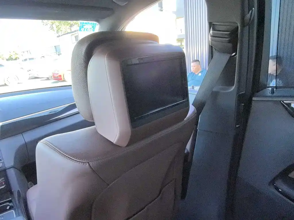 Mercedes-Benz E-Class — миниатюра 8