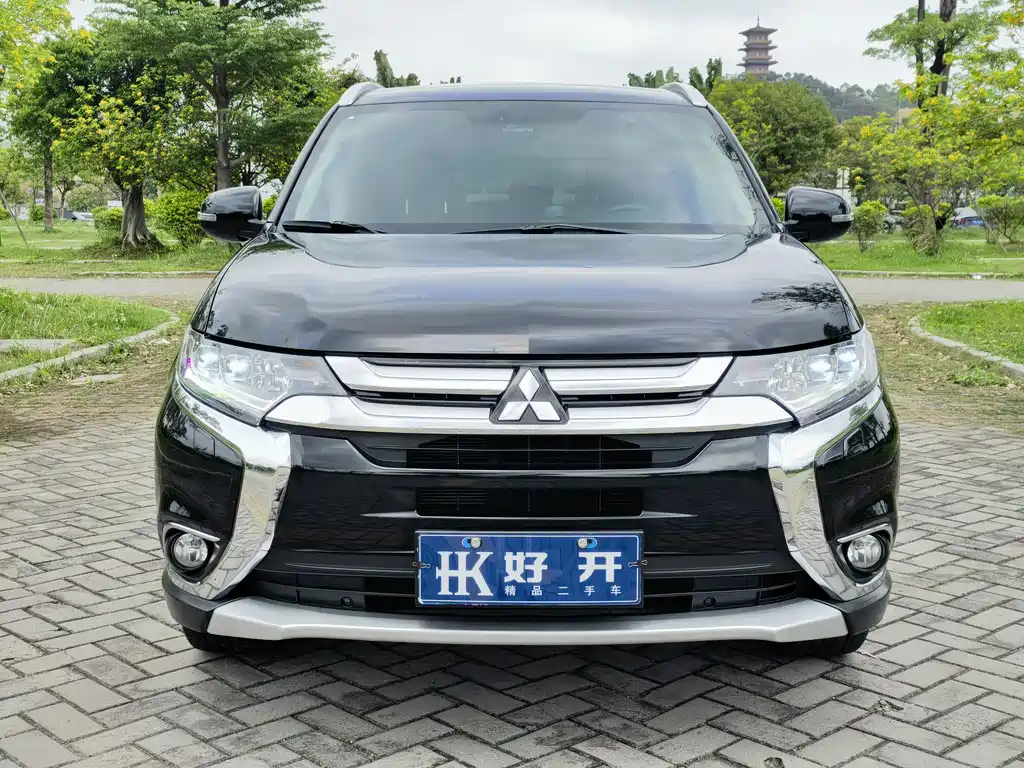 Mitsubishi Outlander 2016 2.4L Luxury 7 мест