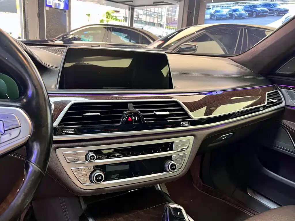 BMW 7 Series — миниатюра 14