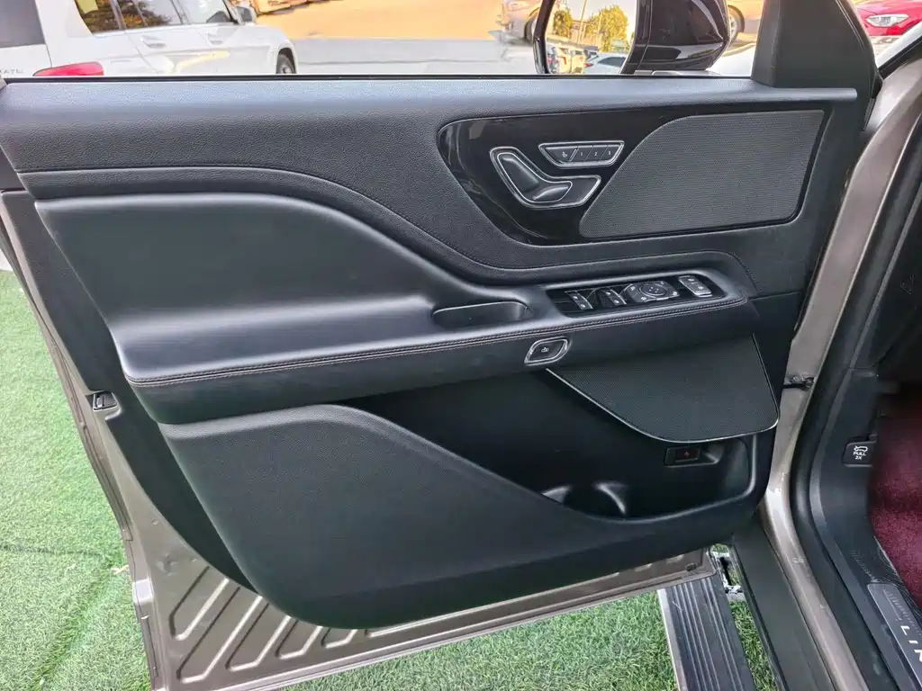 Lincoln Aviator — миниатюра 6