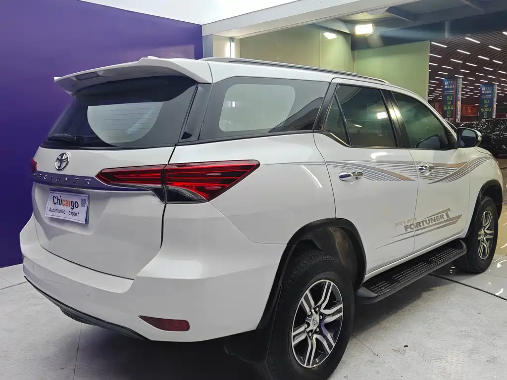 Toyota Fortuner — миниатюра 4