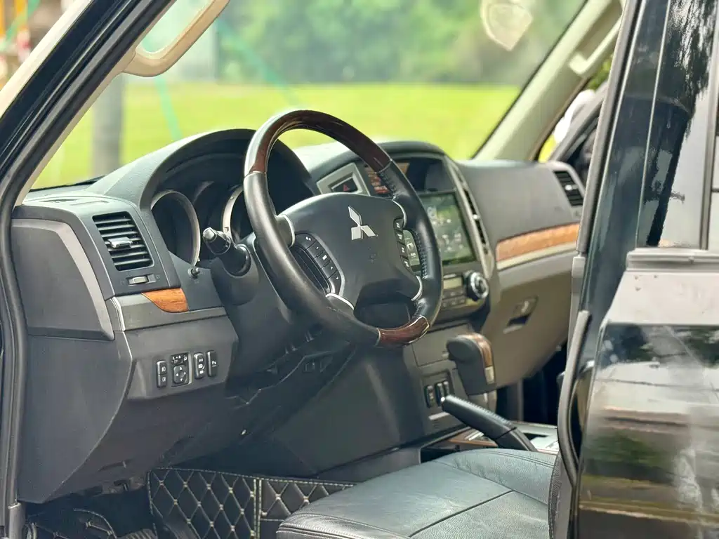 Mitsubishi Pajero (Import) — миниатюра 11