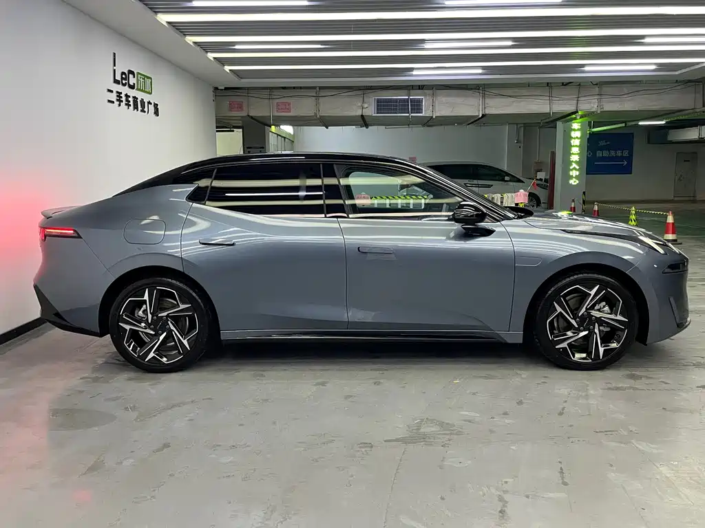 LYNK  &CO. 07 EM P