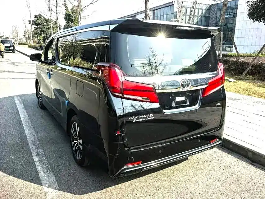 Toyota Alphard — миниатюра 3