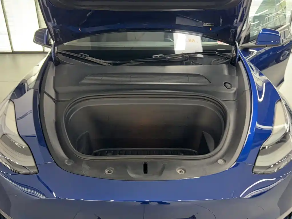 Tesla Model Y — миниатюра 15