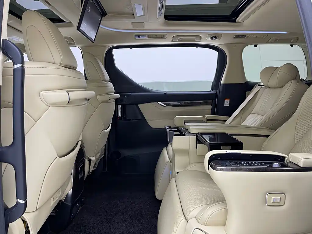 Toyota Alphard — миниатюра 9