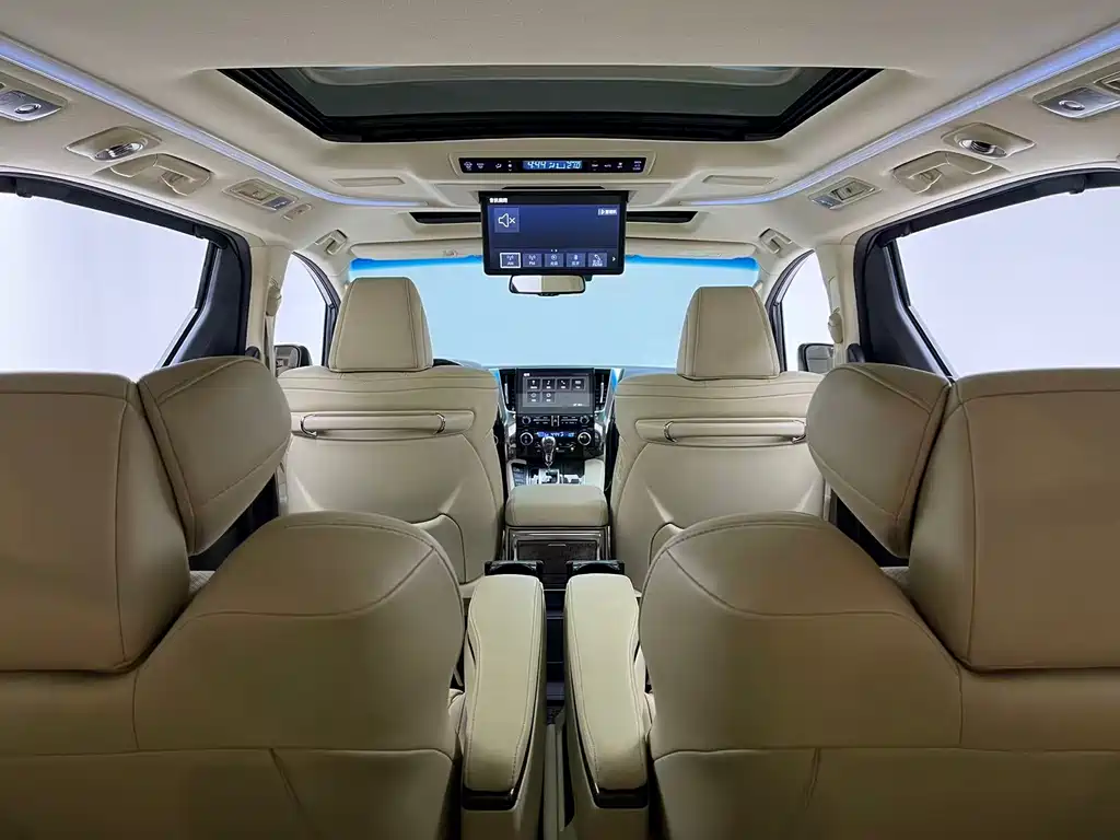 Toyota Alphard — миниатюра 10