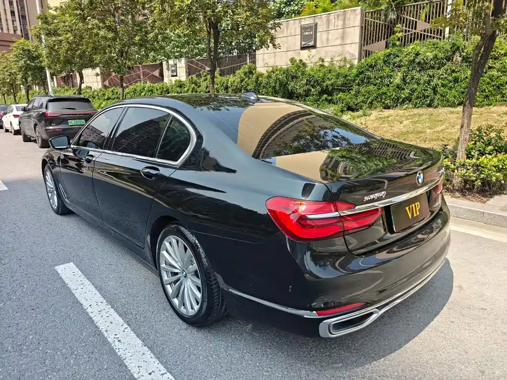 BMW 7 Series — миниатюра 6