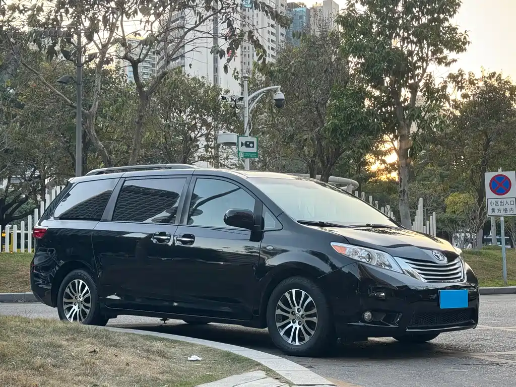 TOYOTA SIENNA